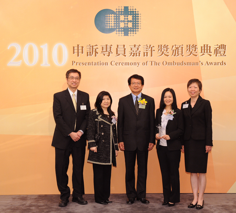 The Ombudsman, Mr Alan Lai (centre), the Land Registrar, Ms Olivia Nip (second from left) and colleagues of the Land Registry at the Presentation Ceremony