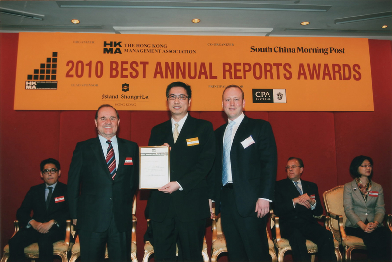 The representative of the Land Registry (centre) receives an award of Honourable Mention in the 2010 Hong Kong Management Association Best Annual Reports Awards