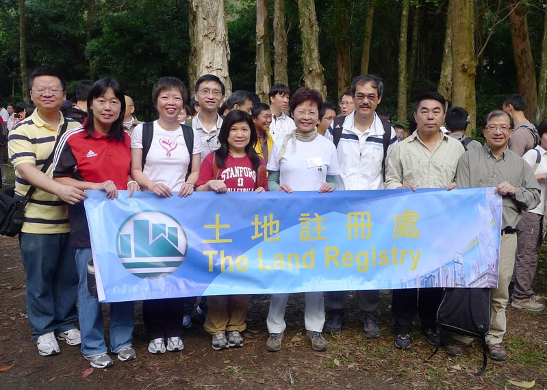 The Secretary for Development, Mrs Carrie Lam (fourth from right), the Land Registrar, Ms Olivia Nip (fifth from right) and the participants of the Land Registry