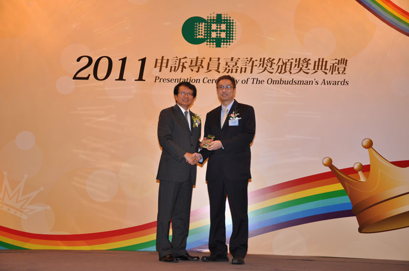 The Ombudsman, Mr Alan Lai (left) presents The Ombudsman's Awards for Officers of Public Organisations to Mr Kenneth POON, Customer Service Manager of the Land Registry