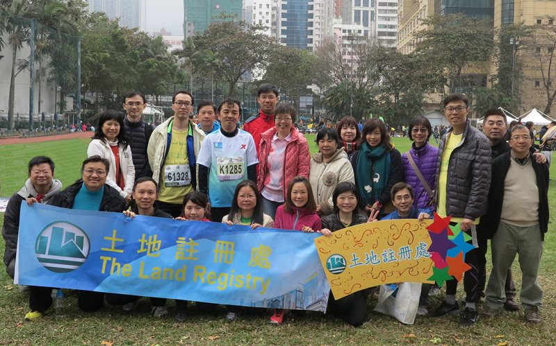 The participants and the cheering team gathered with delights after the completion of the race