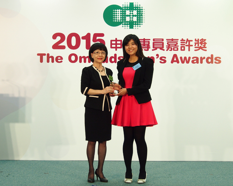 The Ombudsman, Ms Connie LAU, JP (left) presents The Ombudsman's Awards for Officers of Public Organisations to Miss LAI Ka-wai, Jacqueline, Assistant Clerical Officer of the Land Registry