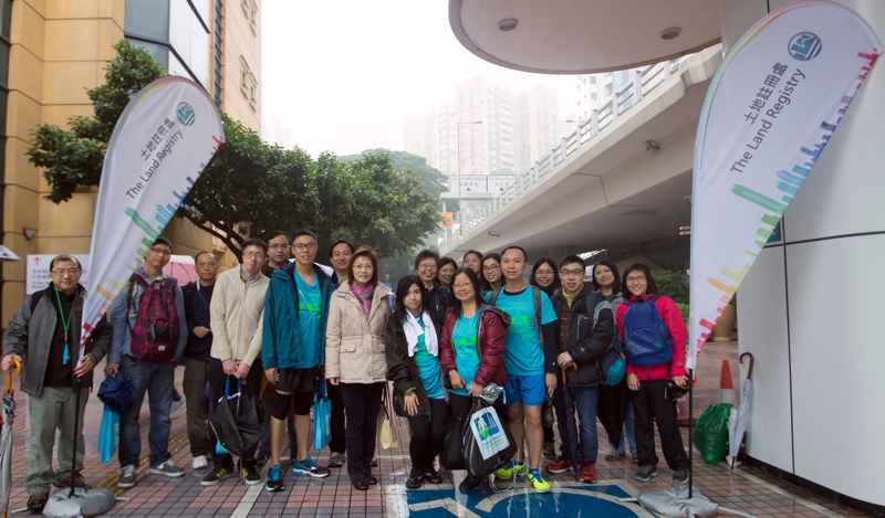 Group photo of the Land Registrar, Ms Doris CHEUNG, JP (centre), the runners and cheering team after the event