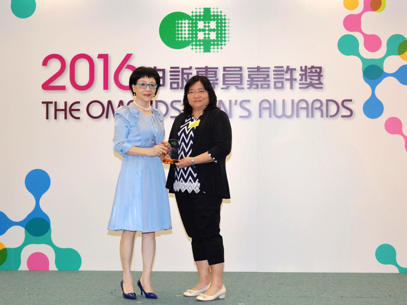 The Ombudsman, Ms Connie LAU (left) presents The Ombudsman's Awards for Officers of Public Organisations to Ms YU Tin-tin, Doris, Clerical Officer of the Land Registry