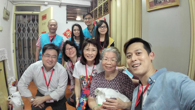 The Land Registrar, Ms. Doris CHEUNG, JP (centre, front row) visited elderly households and families in need in Kwai Tsing District and distributed gift packs