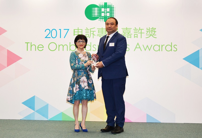 The Ombudsman, Ms Connie Lau (left) presents The Ombudsman's Awards for Officers of Public Organisations to Mr Benson Chan, Land Registration Officer II of the Land Registry