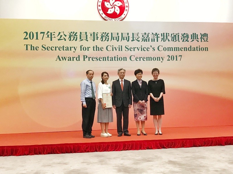 The Chief Executive, Mrs Carrie Lam Cheng Yuet-ngor (second right), the Secretary for the Civil Service, Mr Joshua Law Chi-kong (centre) and the representatives of our senior management took a photo with the awardee Mrs Jessica Chiu, Clerical Officer (second left) at the presentation ceremony.