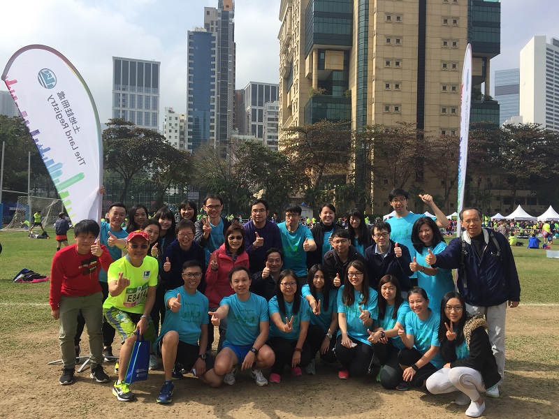 The Land Registrar, Ms Doris CHEUNG, JP (fourth left, second row) and the cheering team shared the joy with the runners after successful completion of the event