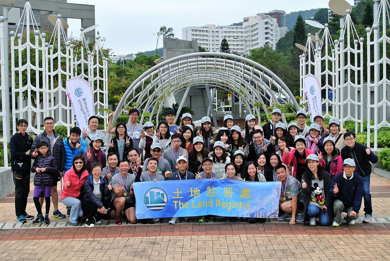 Group photo of the Land Registrar, Ms. Doris CHEUNG, JP (left, first row), the runners and the cheering team