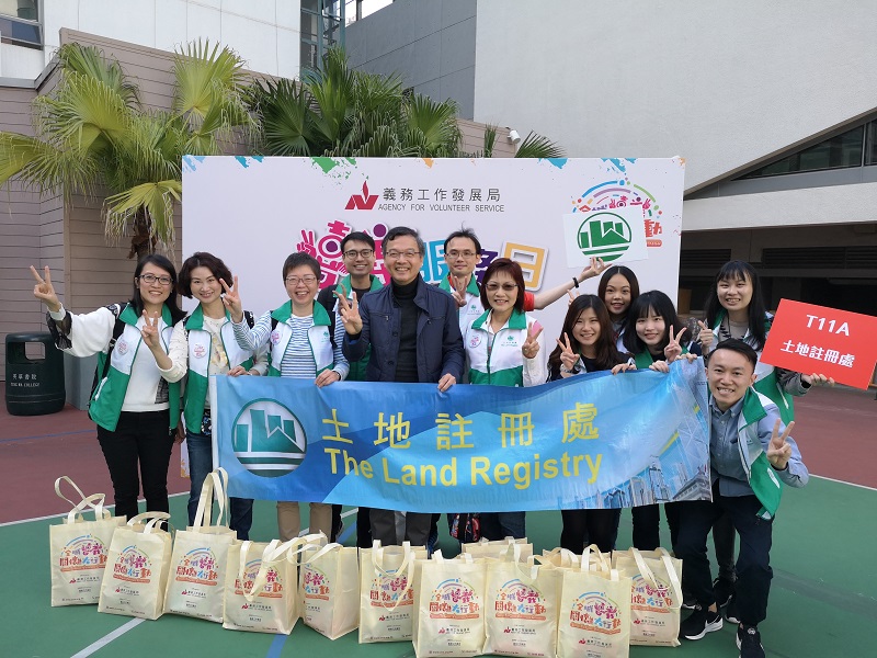 Member of Executive Council, Dr. LAM Ching-choi, BBS, JP (fourth from the left, front row), the Land Registrar, Ms. Doris CHEUNG, JP (fifth from the left, front row) and volunteers of the Land Registry participated in the Share-To-Care Volunteer Campaign to distribute caring packs to the elderly households in Sham Shui Po