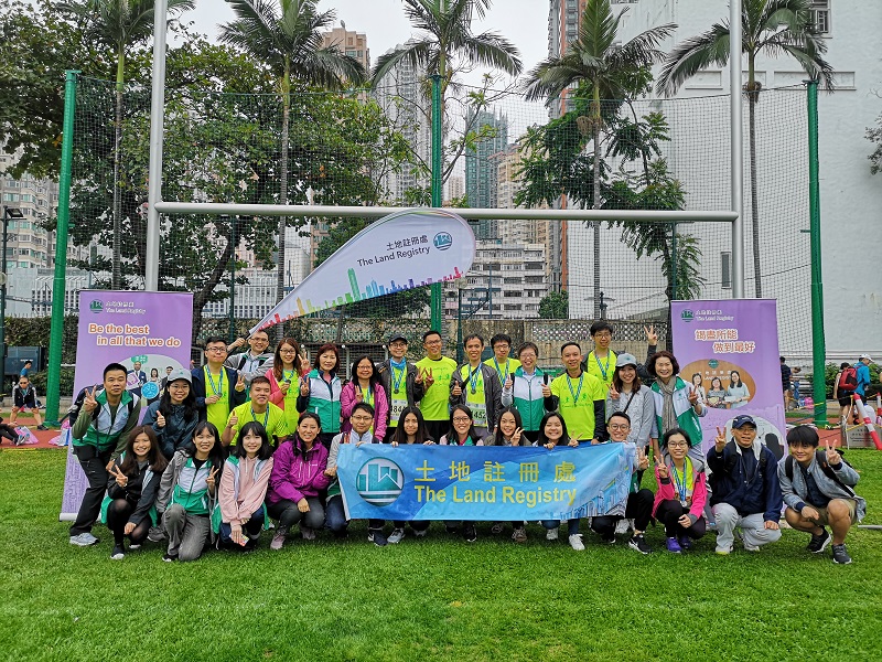 The Land Registrar, Ms Doris CHEUNG, JP (sixth from the left, second row), the runners and the cheering team celebrated the completion of the race