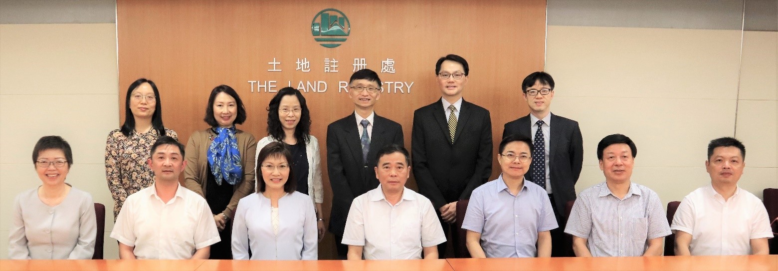 The Land Registrar, Ms. Doris CHEUNG, JP (third from the left, front row), the representatives of the Land Registry and the delegation from the Department of Natural Resources of Jiangxi Province