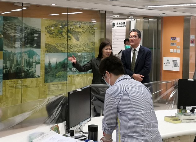 The Secretary for Development, Mr Michael WONG, JP visited our Customer Centre and noted the implementation of targeted measures to reduce social contact and measures for infection control to protect the health and safety of our staff as well as members of the public.