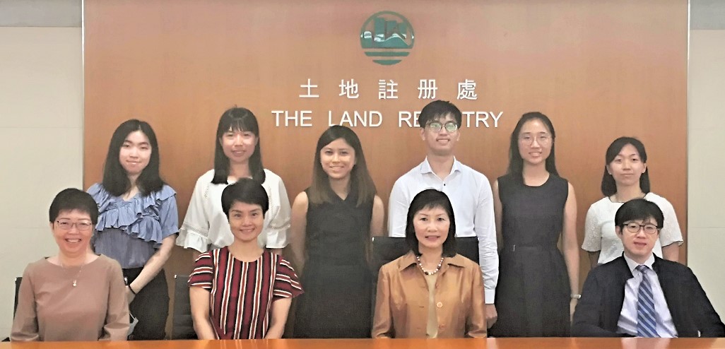 Photo of Deputy Secretary for Development (Planning & Lands) 2,  Ms Jenny Choi (second from the left, front row), the Land Registrar, Ms Doris CHEUNG, JP (second from the right, front row), the representatives of the Land Registry and the AO Interns
