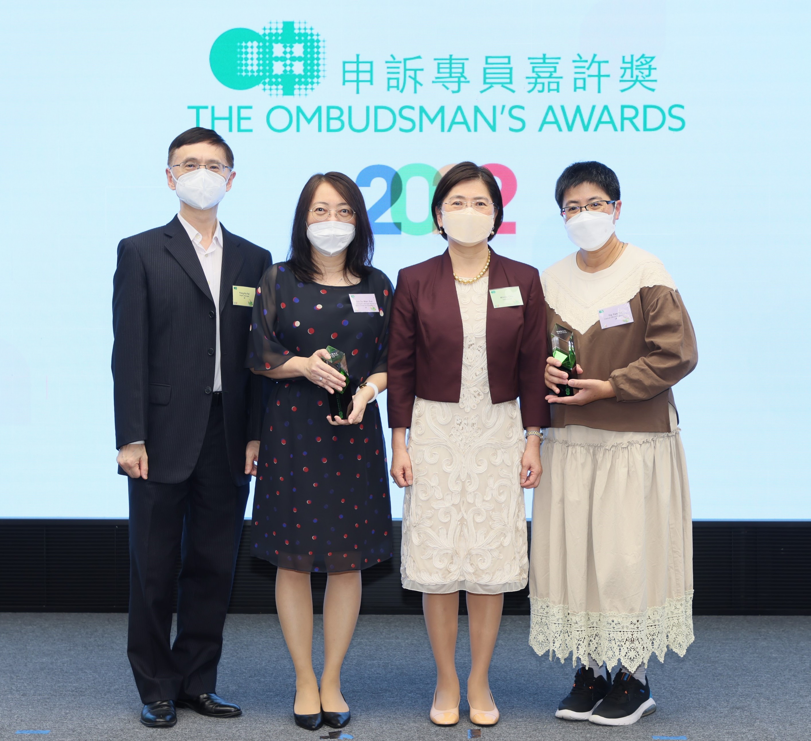 The Ombudsman, Ms Winnie CHIU (second right) and the Registry Manager, Mr KF PANG (first left) taking photo with the awardees of The Ombudsman's Awards for Officers of Public Organisations, Ms LAU Siu-man, Eva, Senior Land Registration Officer, and Ms YIP Yee-yin, Clerical Officer, of the Land Registry