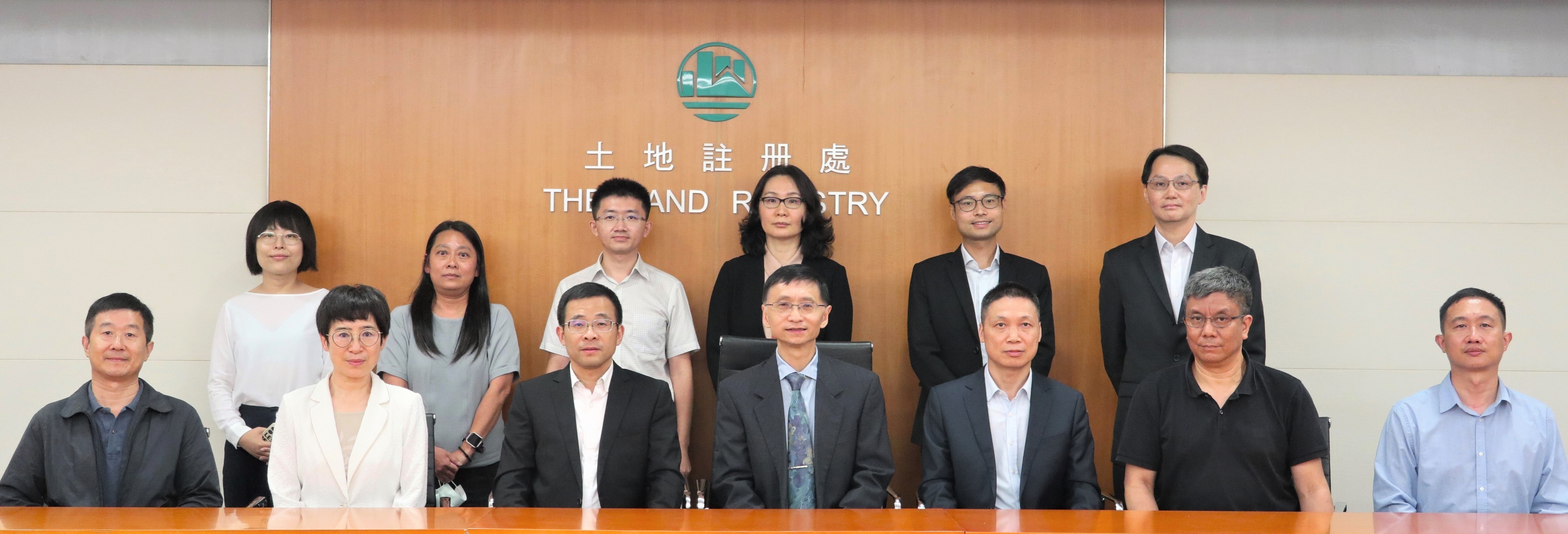 Photo of the Registry Manager, Mr KF PANG (centre, front row), the representatives of the Land Registry and the delegation from the Planning and Natural Resources Bureau of Shenzhen Municipality