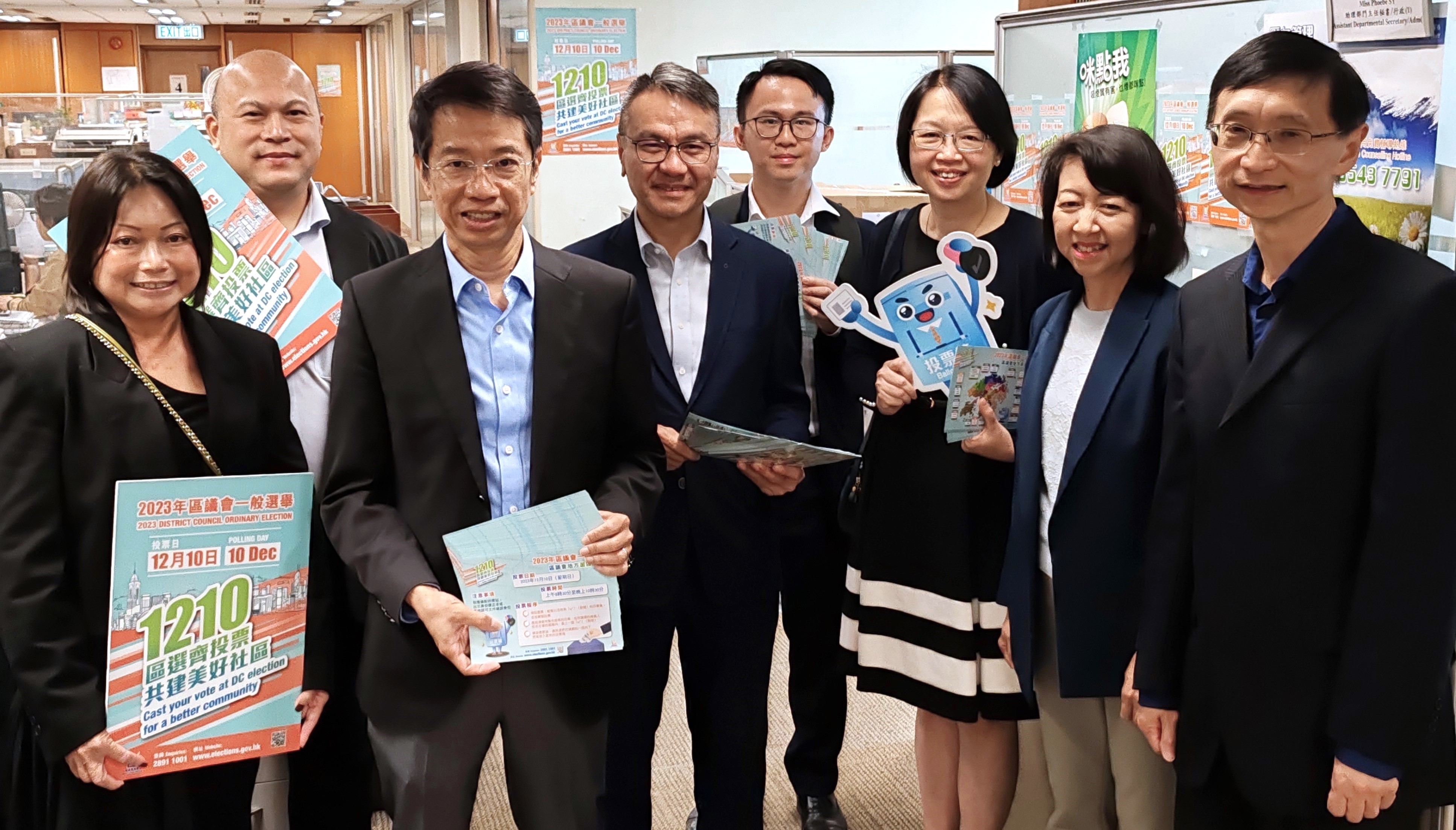 The Permanent Secretary for the Civil Service, Mr Clement LEUNG, JP (second from the left, front row) together with representatives of civil service groups, promoted the DC election to staff members of the Land Registry
