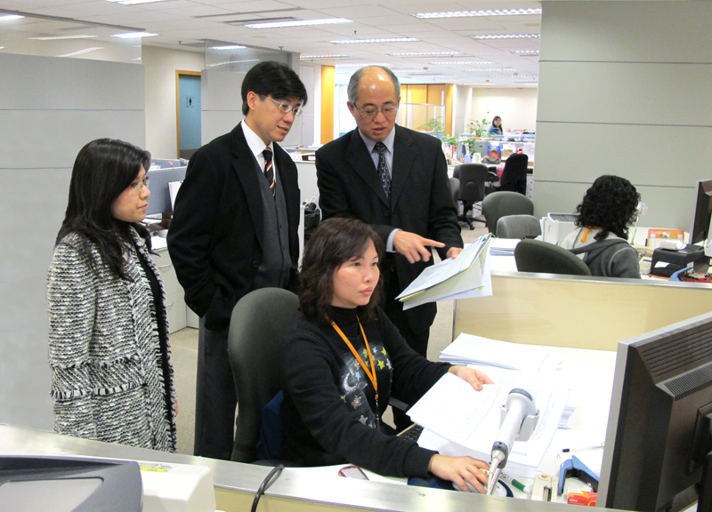 Permanent Secretary for Development (Planning and Lands), Mr Thomas Chow, J.P. (centre) viewed the services provided at Customer Centre