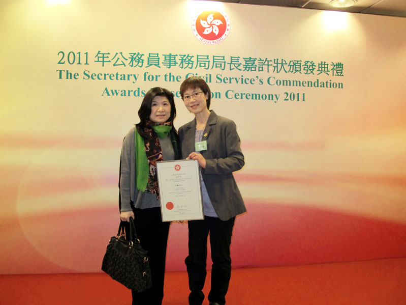 土地註冊處處長聶世蘭(左)與得獎同事文書主任吳麗玲於頒發典禮合照