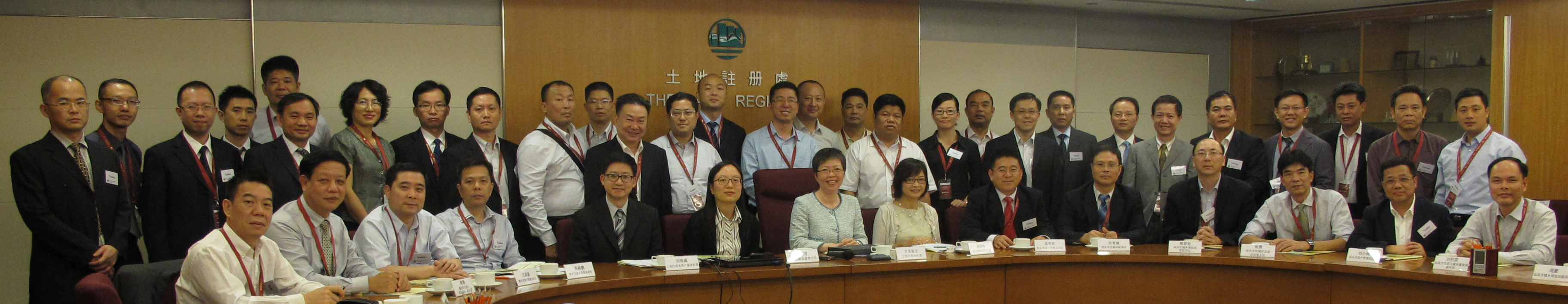 粵 東 地 區 高 級 管 理 人 員 與 土 地 註 冊 處 代 表 合 照