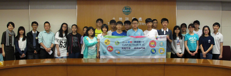 東 華 三 院 陳 兆 民 中 學 的 學 生 參 觀 土 地 註 冊 處