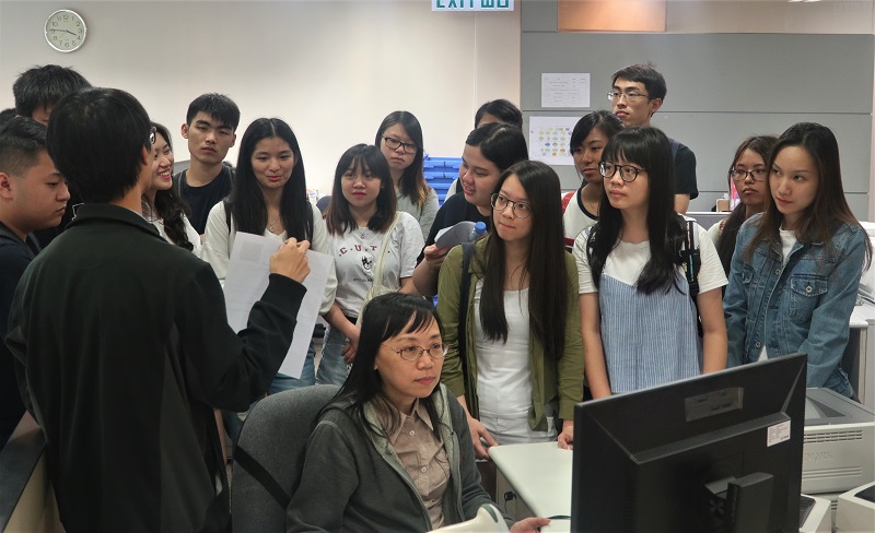 香 港 專 業 教 育 學 院 （屯 門 分 校） 的 法 律 課 程 學 生 參 觀 土 地 註 冊 處 客 戶 服 務 中 心