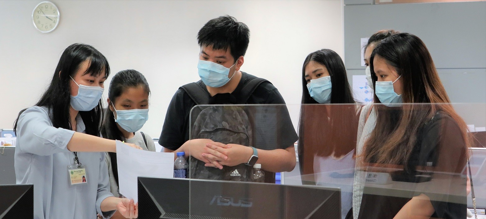 香 港 專 業 教 育 學 院 （ 沙 田 分 校 ） 法 律 及 行 政 事 務 學 高 級 文 憑 的 學 生 參 觀 土 地 註 冊 處 客 戶 服 務 中 心