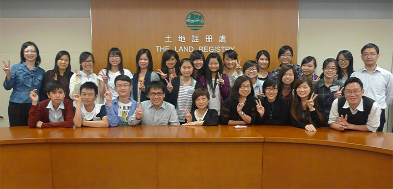 参 与 活 动 的 佛 教 黄 凤 翎 中 学 及 旅 港 开 平 商 会 中 学 学 生 和 本 处 的 工 作 导 师