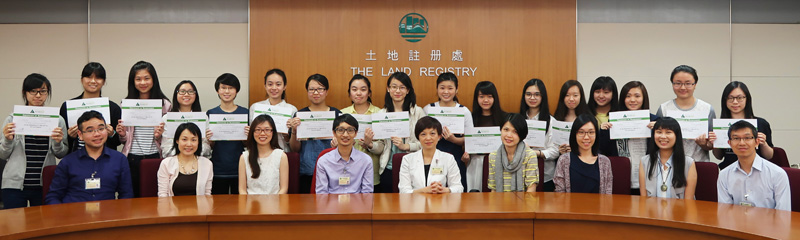 参 与 活 动 的 嘉 诺 撒 圣 家 书 院 学 生 与 本 处 的 工 作 导 师