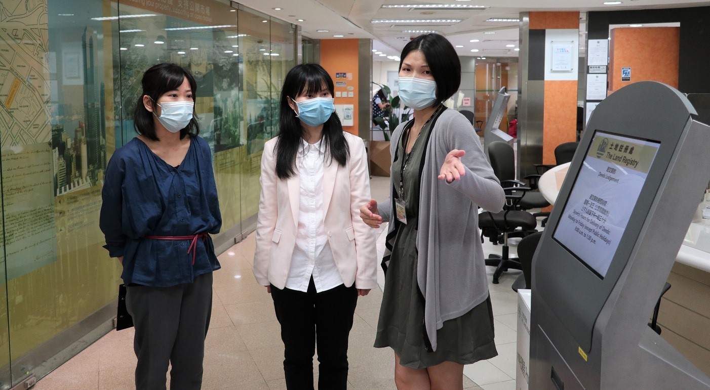 江 西 省 司 法 厅 的 法 律 工 作 人 员 参 观 土 地 注 册 处 客 户 服 务 中 心