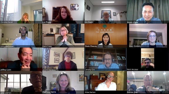 土 地 注 册 处 处 长 张 美 珠 女 士 ， JP （ 第 二 排 右 二 ） 与 来 自 澳 洲 、 加 拿 大 、 英 格 兰 和 威 尔 斯 、 北 爱 尔 兰 、 苏 格 兰 、 爱 尔 兰 、 新 西 兰 及 新 加 坡 各 个 司 法 管 辖 区 的 代 表 参 与 以 线 上 视 像 形 式 举 行 的 第 47 届 2020 年 「 业 权 注 册 处 长 会 议 」