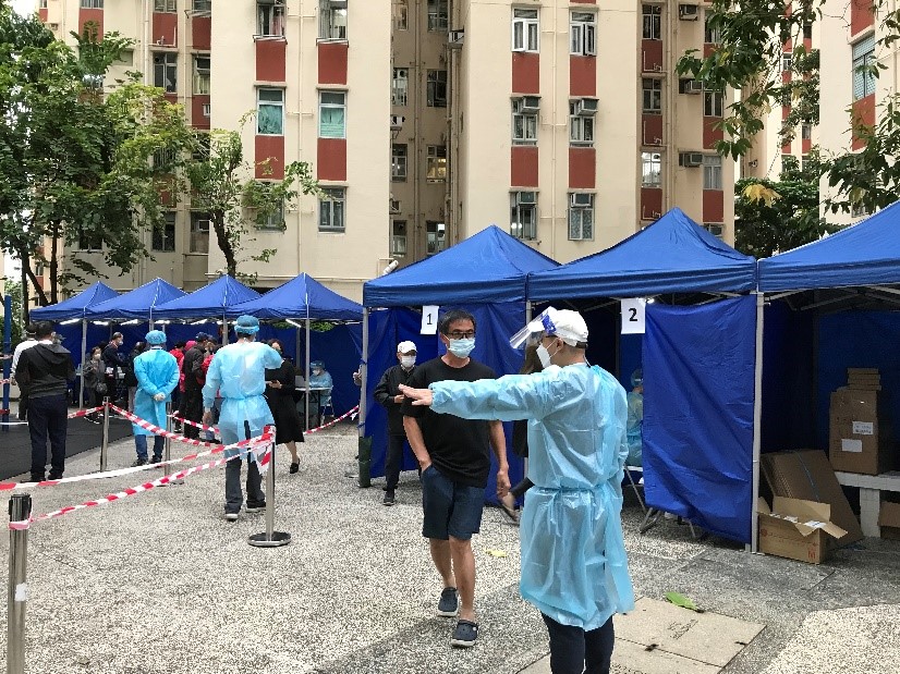 土 地 注 册 处 的 46 名 同 事（每 次 23 名）联 同 屋 宇 署 及 发 展 局（规 划 地 政 科）的 同 事 一 起 参 与 围 封 强 检 行 动 。