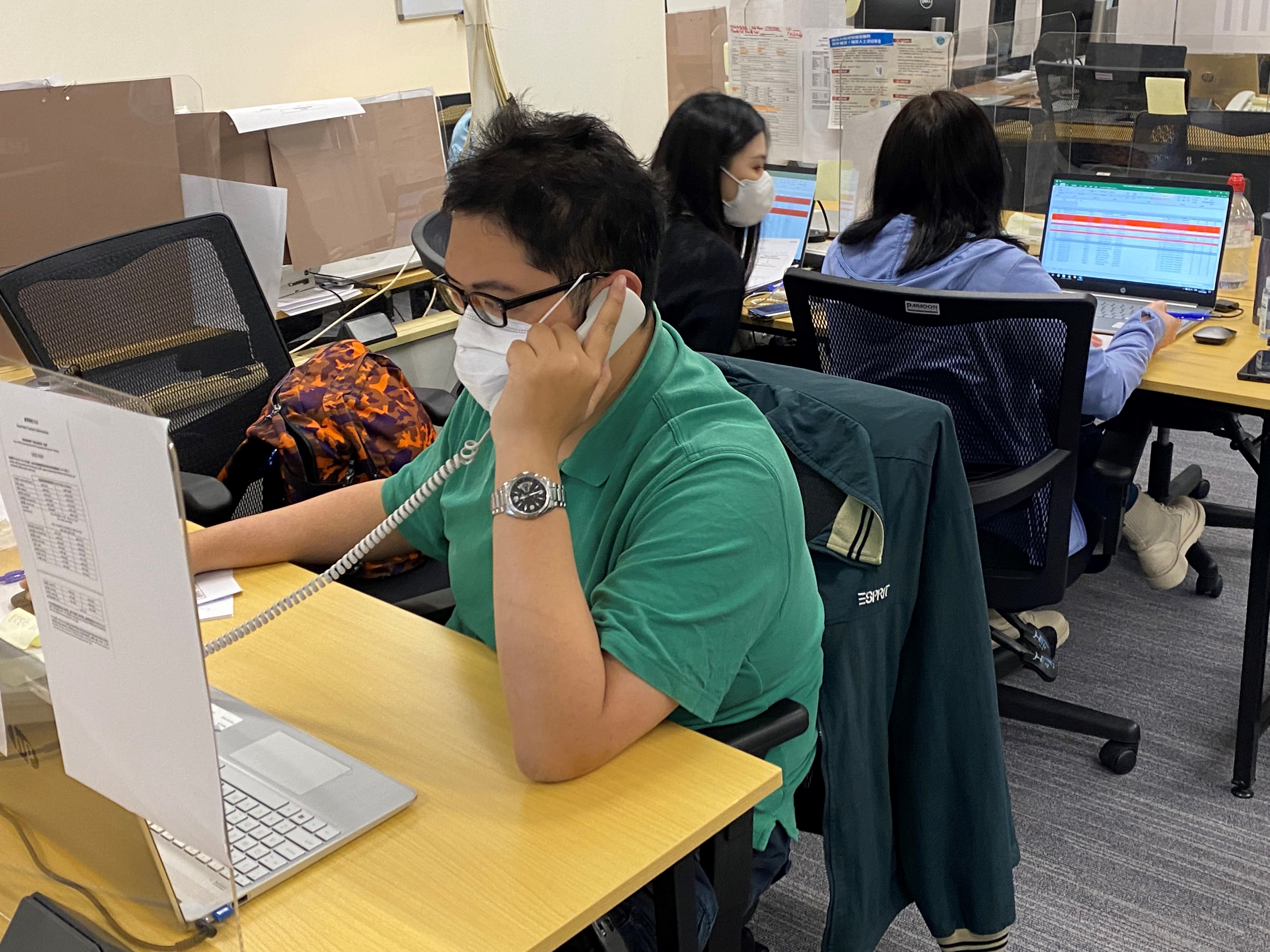 土 地 注 册 处 调 派 了 59 名 同 事 往 卫 生 署 的 电 话 中 心 和 个 案 追 踪 办 公 室 工 作 。