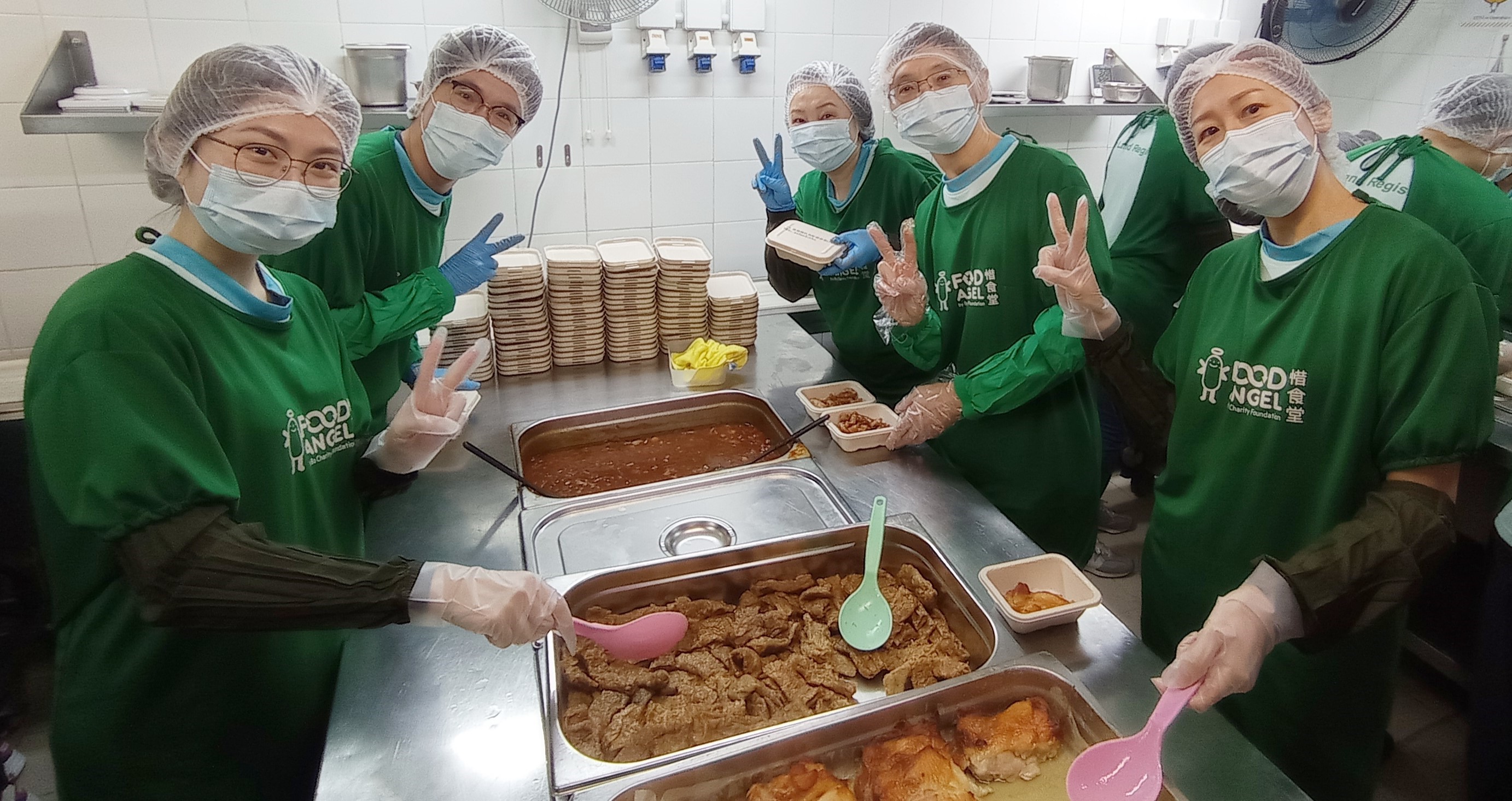 为 需 要 食 物 援 助 人 士 制 作 约 7,800 个 膳 食 餐 盒