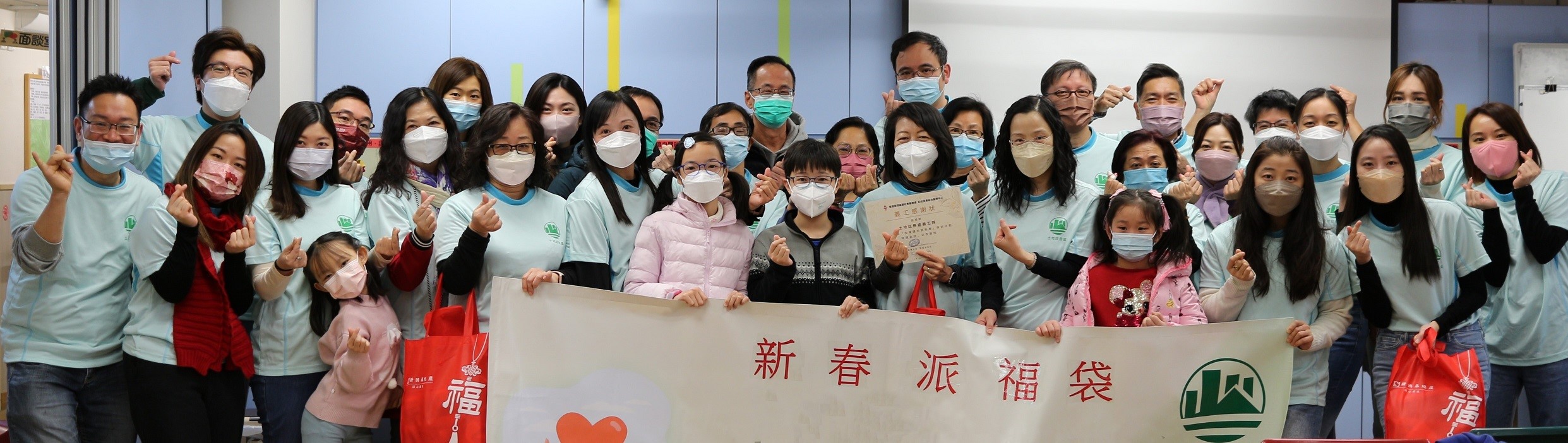 土 地 注 册 处 处 长 谭 惠 仪 女 士 ， JP （ 前 排 右 六 ） 率 领 部 门 义 工 于 「 兔 跃 护 老 贺 新 春 」 活 动 探 访 长 者 及 其 照 顾 者