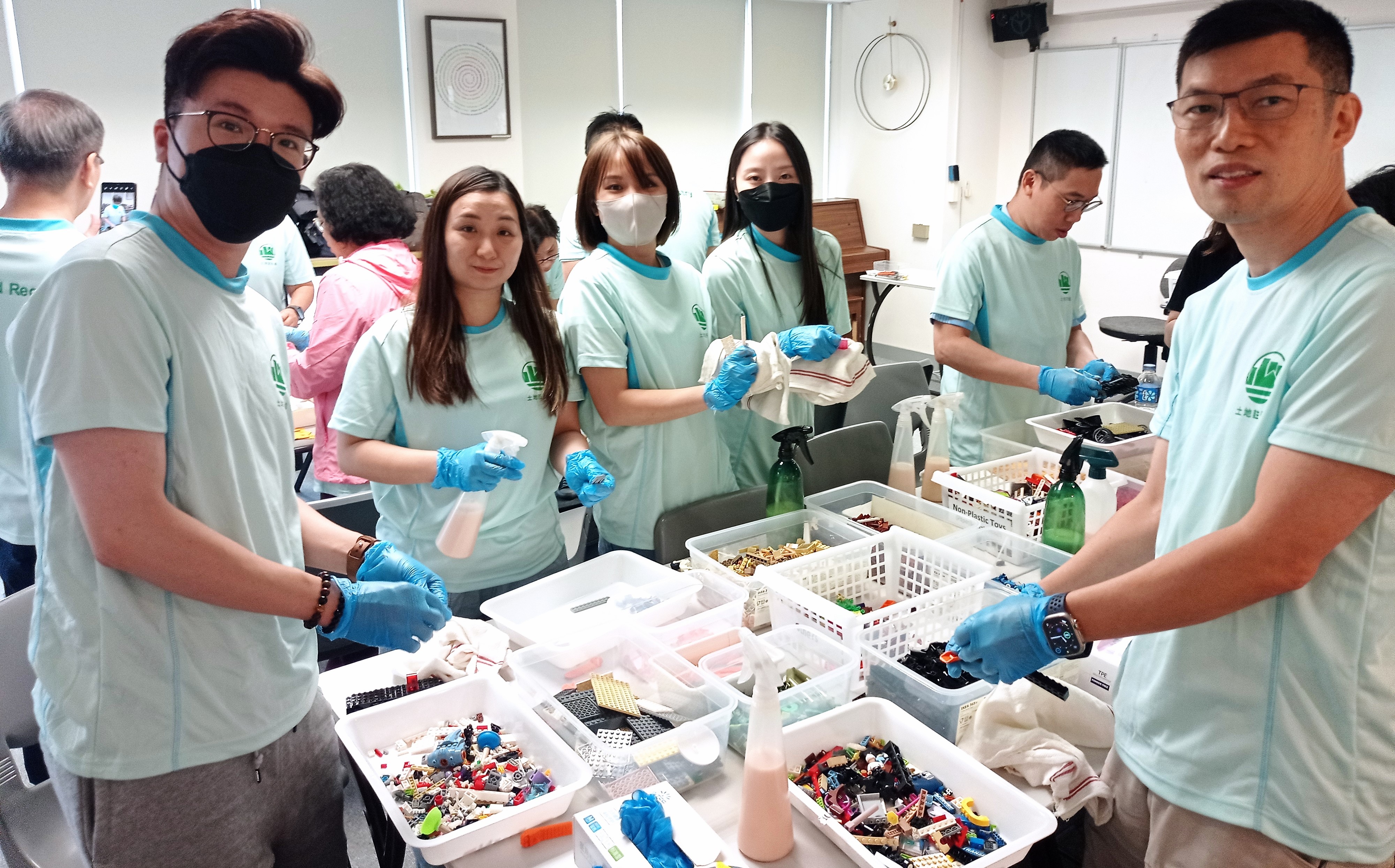我 们 的 「 再 生 玩 具 工 程 师 」 ─ 翻 新 二 手 玩 具 以 转 赠 给 基 层 儿 童