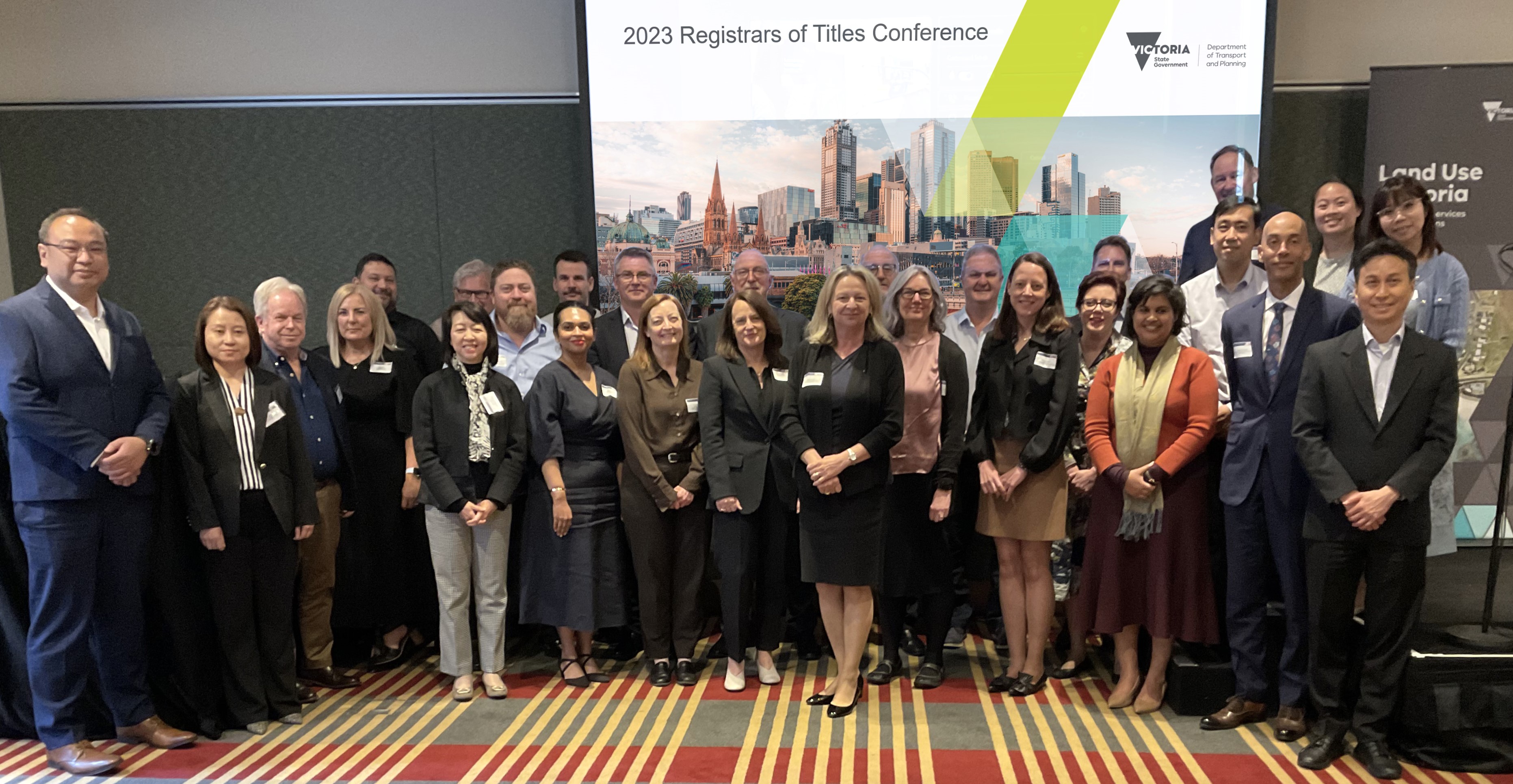 土 地 注 册 处 处 长 谭 惠 仪 女 士 ， JP （ 前 排 左 五 ） 及 土 地 注 册 处 代 表 与 来 自 各 海 外 司 法 管 辖 区 的 代 表 合 照