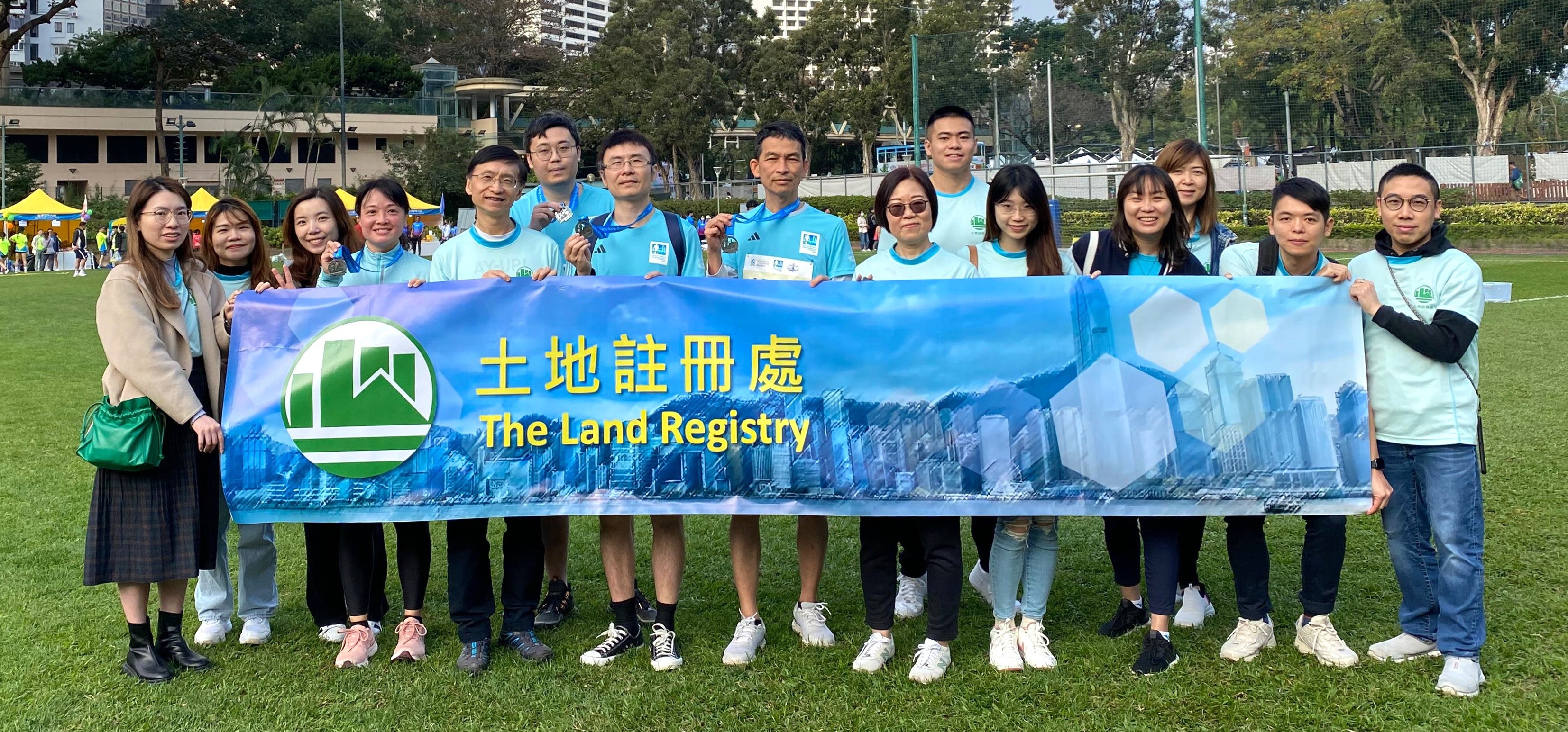 土 地 注 册 处 经 理 彭 嘉 辉 先 生 （ 左 五 ） 与 参 赛 同 事 及 啦 啦 队 合 照 ， 庆 祝 赛 事 顺 利 完 成