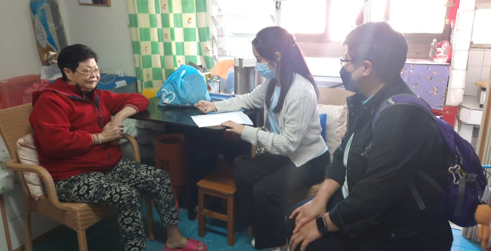 「 耆 青 连 心 乐 融 融 计 划 」 - 探 访 在 葵 涌 区 居 住 的 长 者