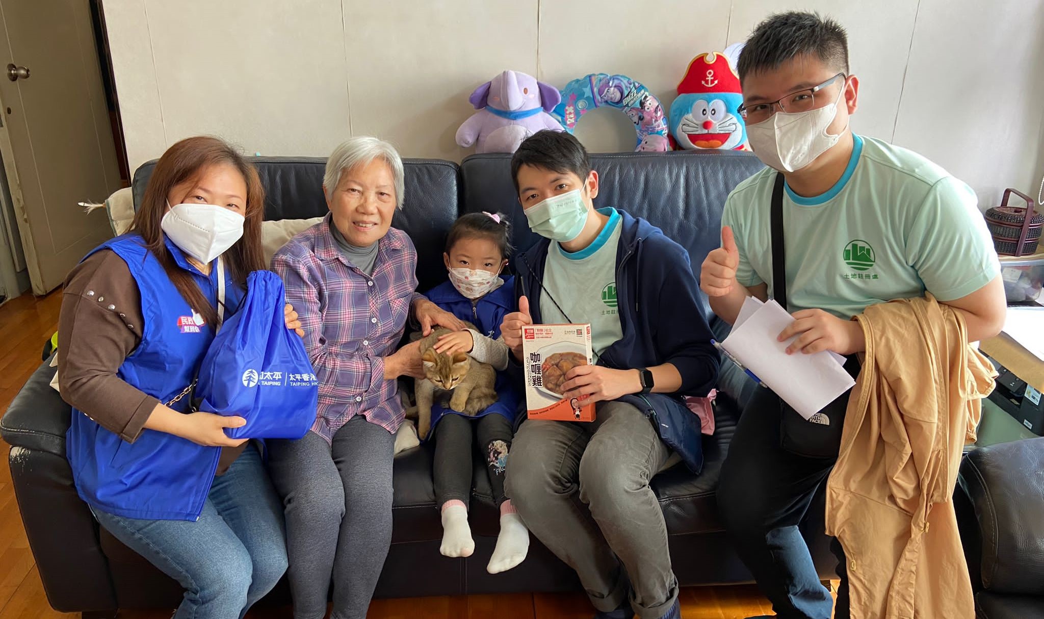 向 荃 湾 区 的 长 者 派 发 免 费 饭 盒