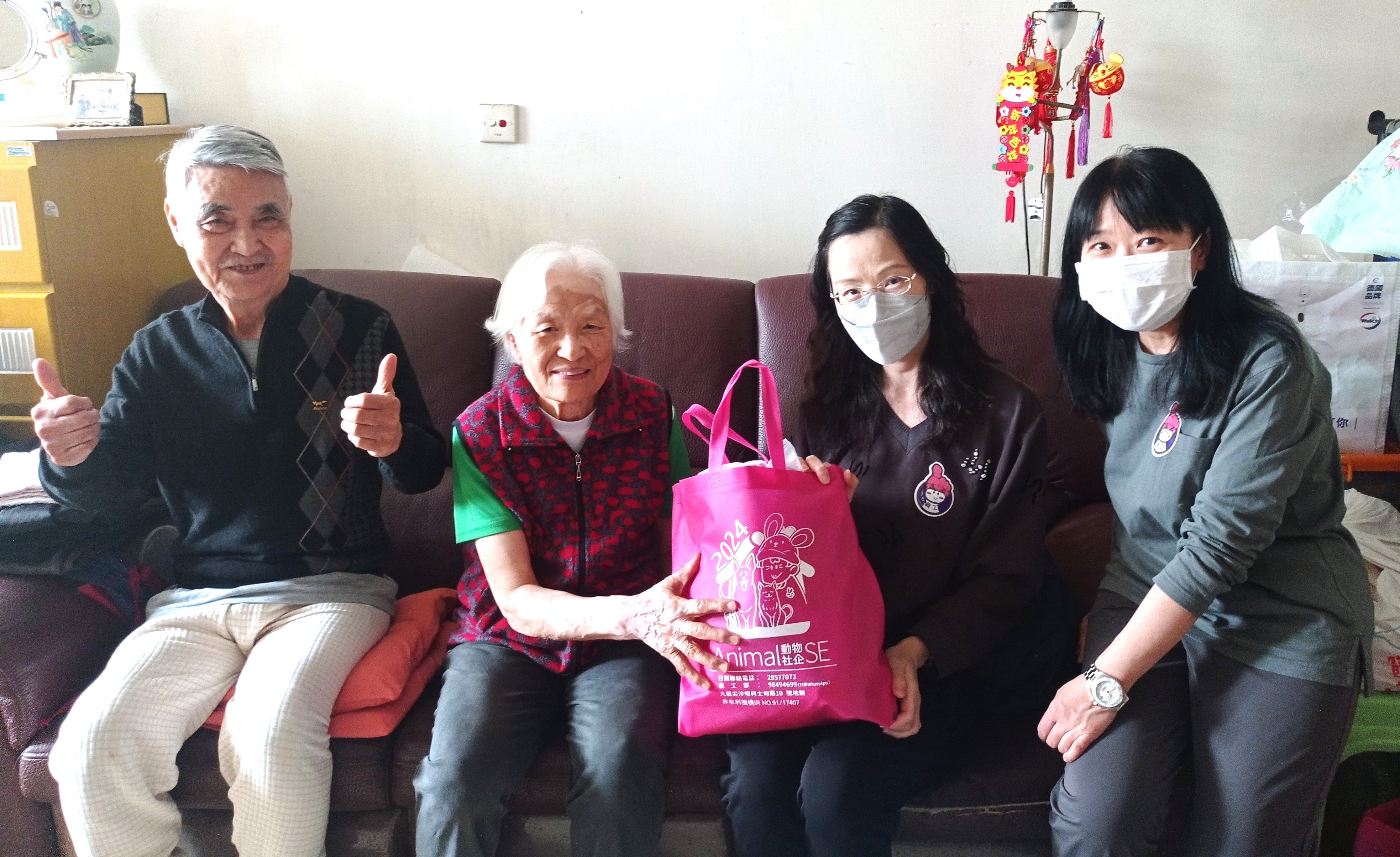 探 访 深 水 埗 区 老 友 记 的 「 传 心 传 福 」 活 动