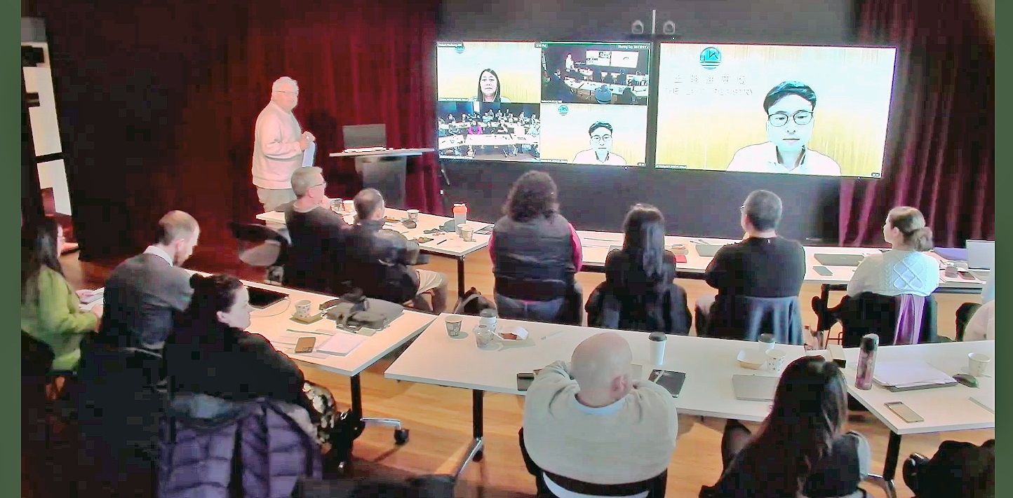 土 地 注 册 处 的 代 表 透 过 网 上 出 席 在 澳 洲 塔 斯 曼 尼 亚 举 行 的 2024 年 「 土 地 注 册 处 处 长 发 展 事 务 人 员 会 议 」 并 在 会 上 进 行 简 报