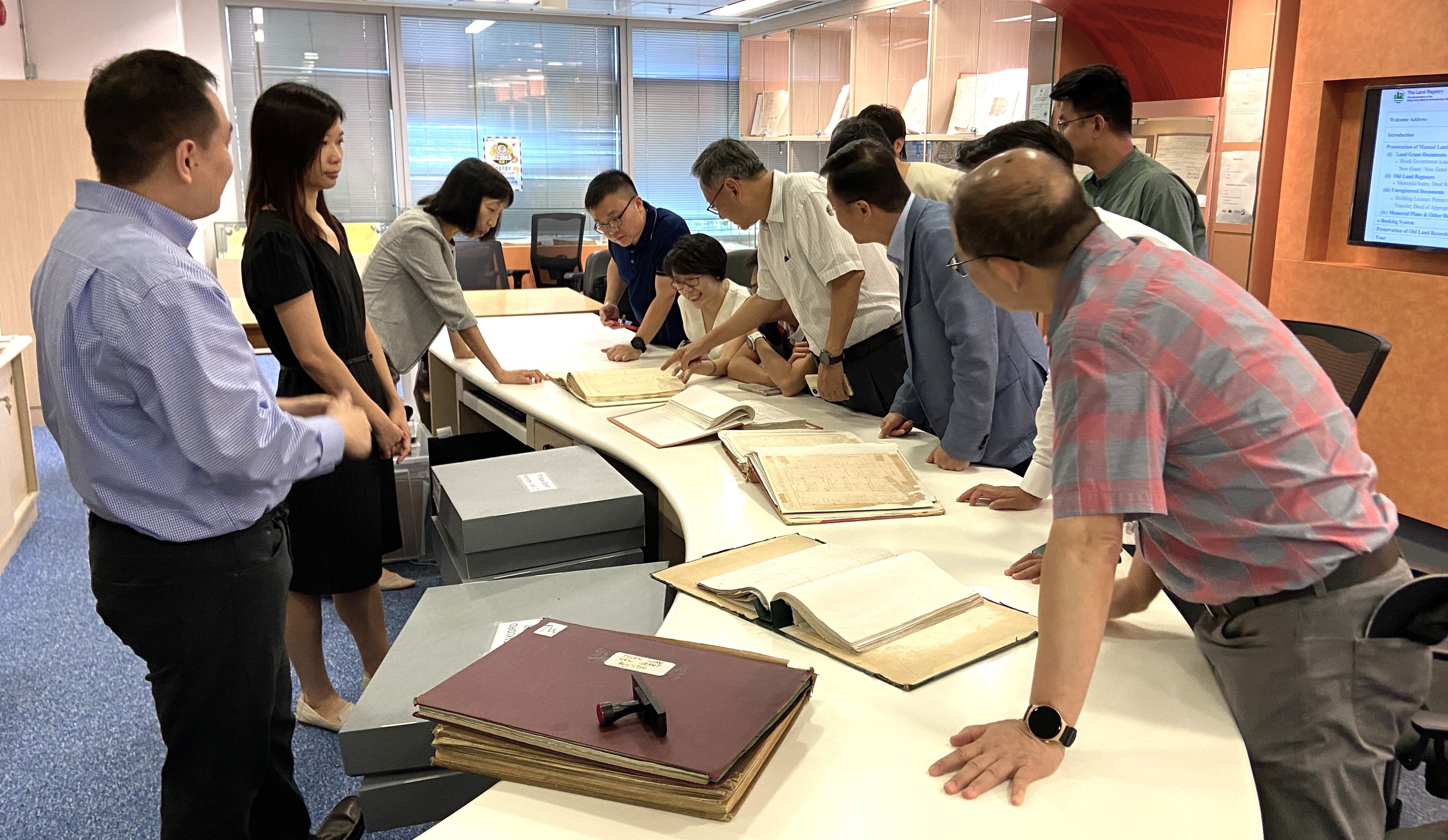 香 港 测 量 师 学 会 会 员 参 观 土 地 注 册 处 档 案 室