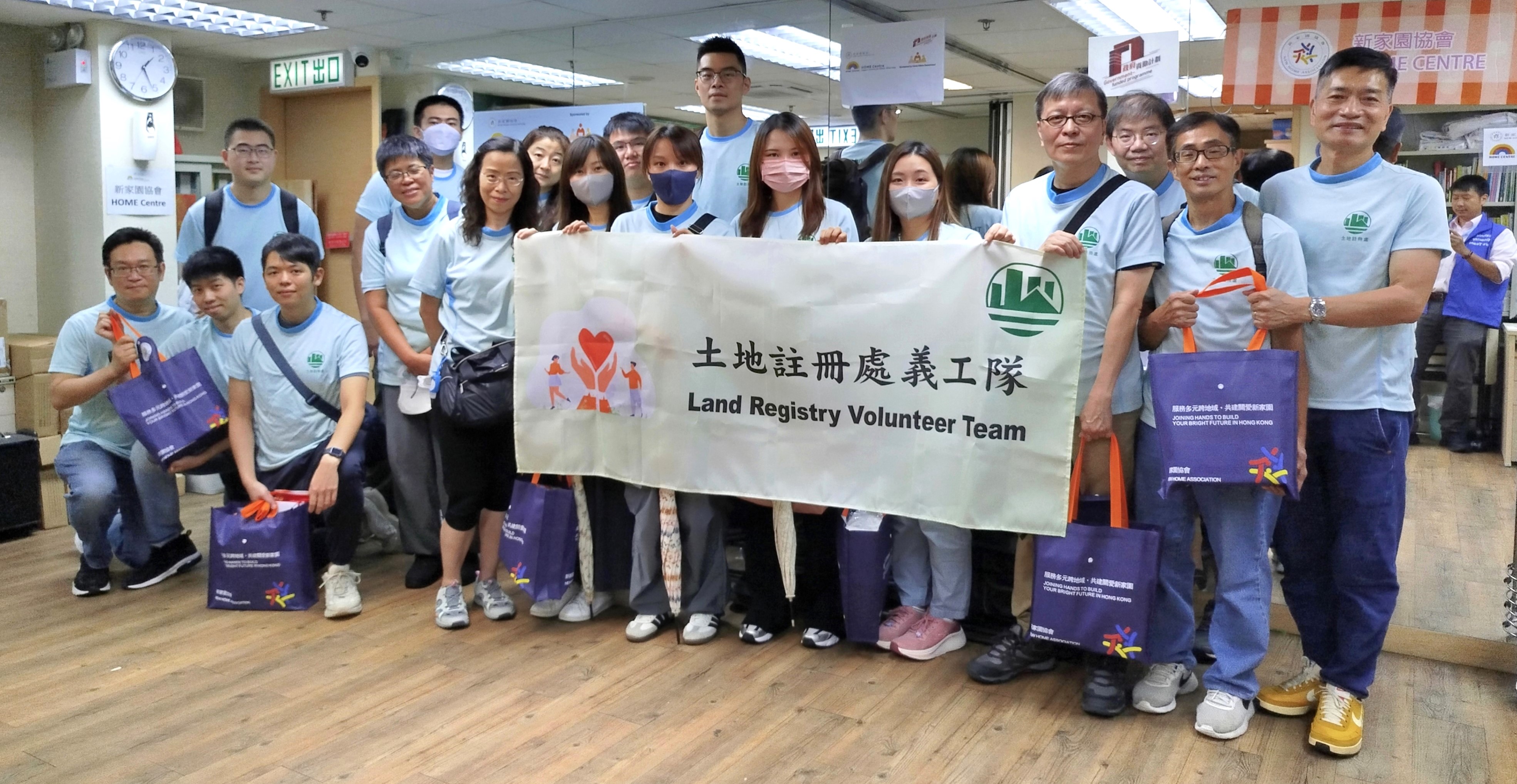 探 访 油 尖 旺 区 的 少 数 族 裔 家 庭 ， 并 向 他 们 派 发 日 用 品