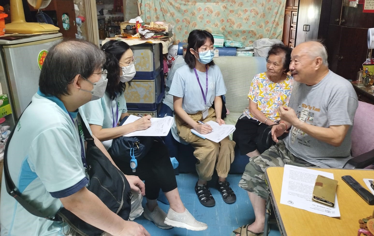 「 耆 青 连 心 乐 融 融 计 划 」 — 探 访 在 港 岛 南 区 居 住 的 长 者 ， 并 指 导 他 们 如 何 提 升 电 子 健 康 素 养