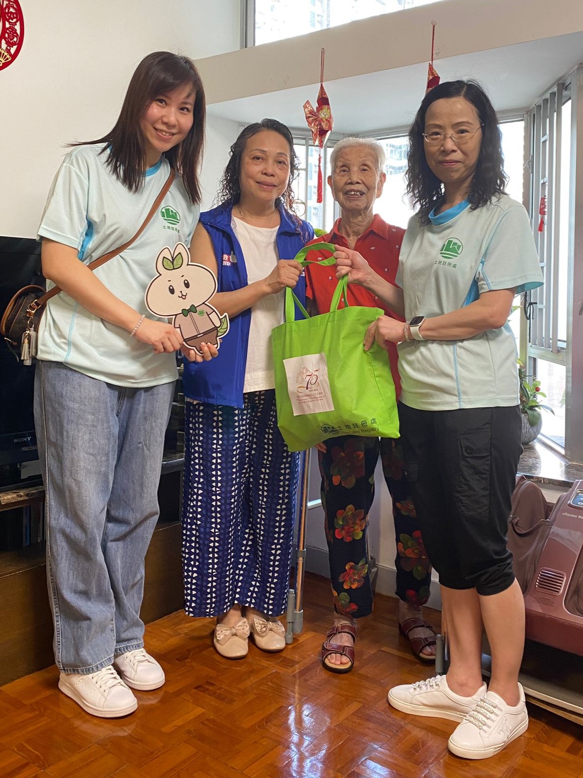 为 庆 祝 中 华 人 民 共 和 国 成 立 七 十 五 周 年 ， 探 访 荃 湾 区 有 需 要 的 居 民 并 送 上 福 袋