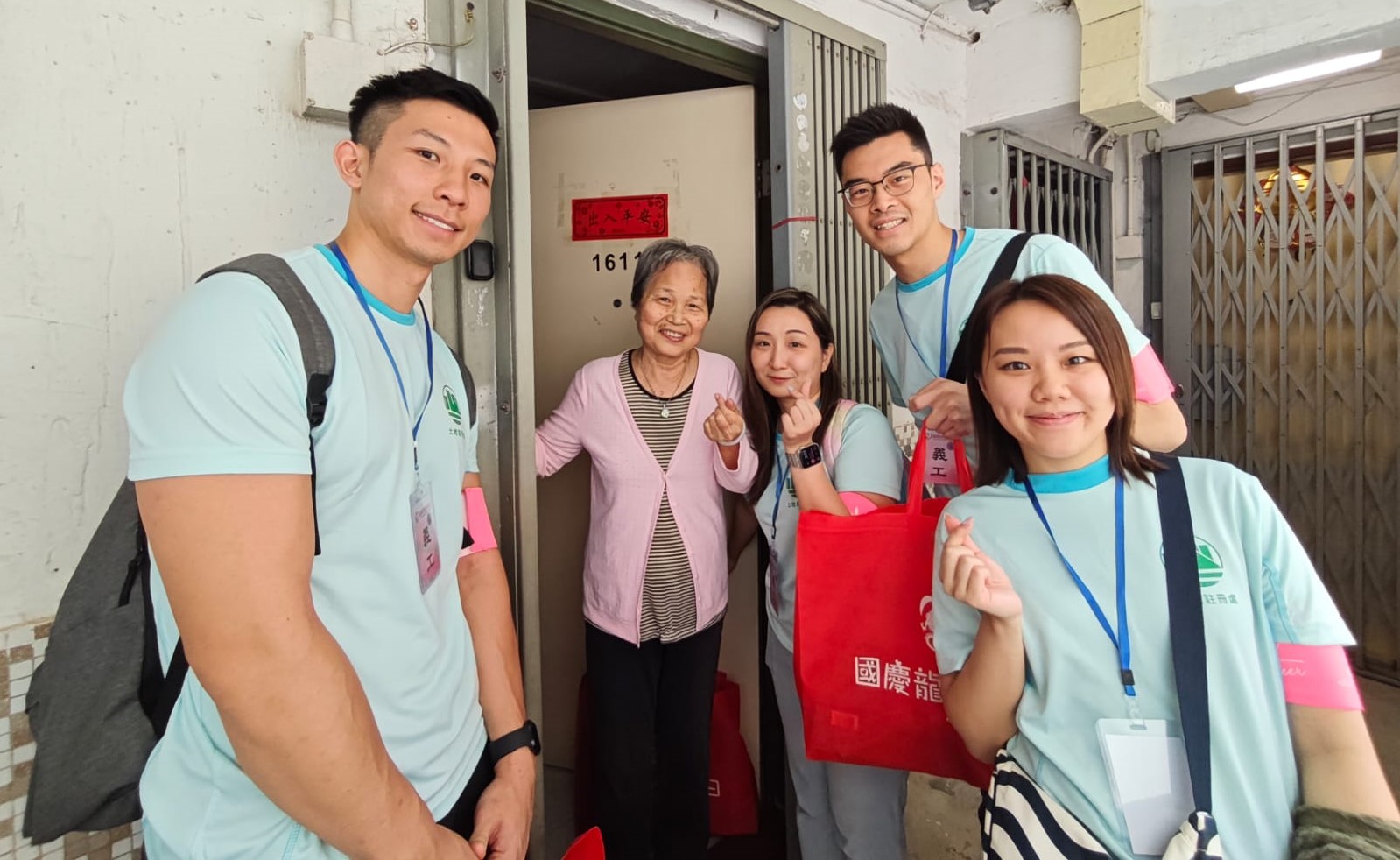 探 访 居 住 在 观 塘 、 葵 青 及 大 埔 区 内 的 长 者 ， 并 为 有 需 要 清 洁 服 务 的 住 户 登 记 资 料