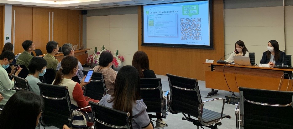 土 地 注 册 处 举 办 简 介 会 ， 推 广 使 用 改 良 后 的 网 上 表 格 ， 并 安 排 即 场 示 范 和 体 验