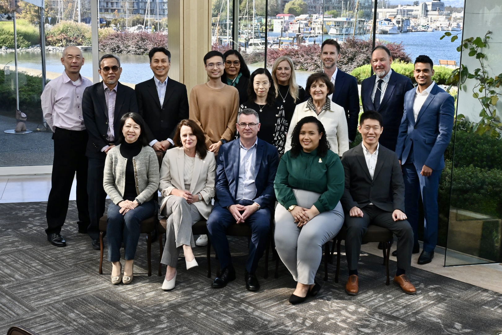 土 地 注 册 处 处 长 谭 惠 仪 女 士 ， JP （ 前 排 左 一 ） 及 土 地 注 册 处 代 表 与 来 自 各 海 外 司 法 管 辖 区 的 代 表 合 照