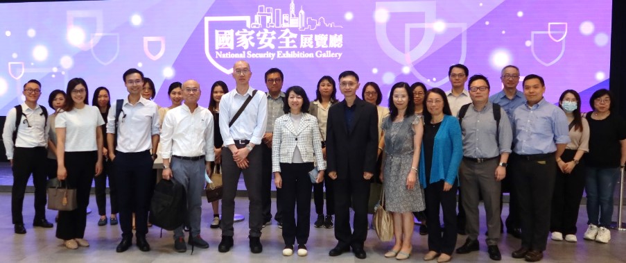 土 地 注 册 处 处 长 谭 惠 仪 女 士 ， JP （ 前 排 左 五 ） 率 领 部 门 同 事 参 观 国 家 安 全 展 览 厅